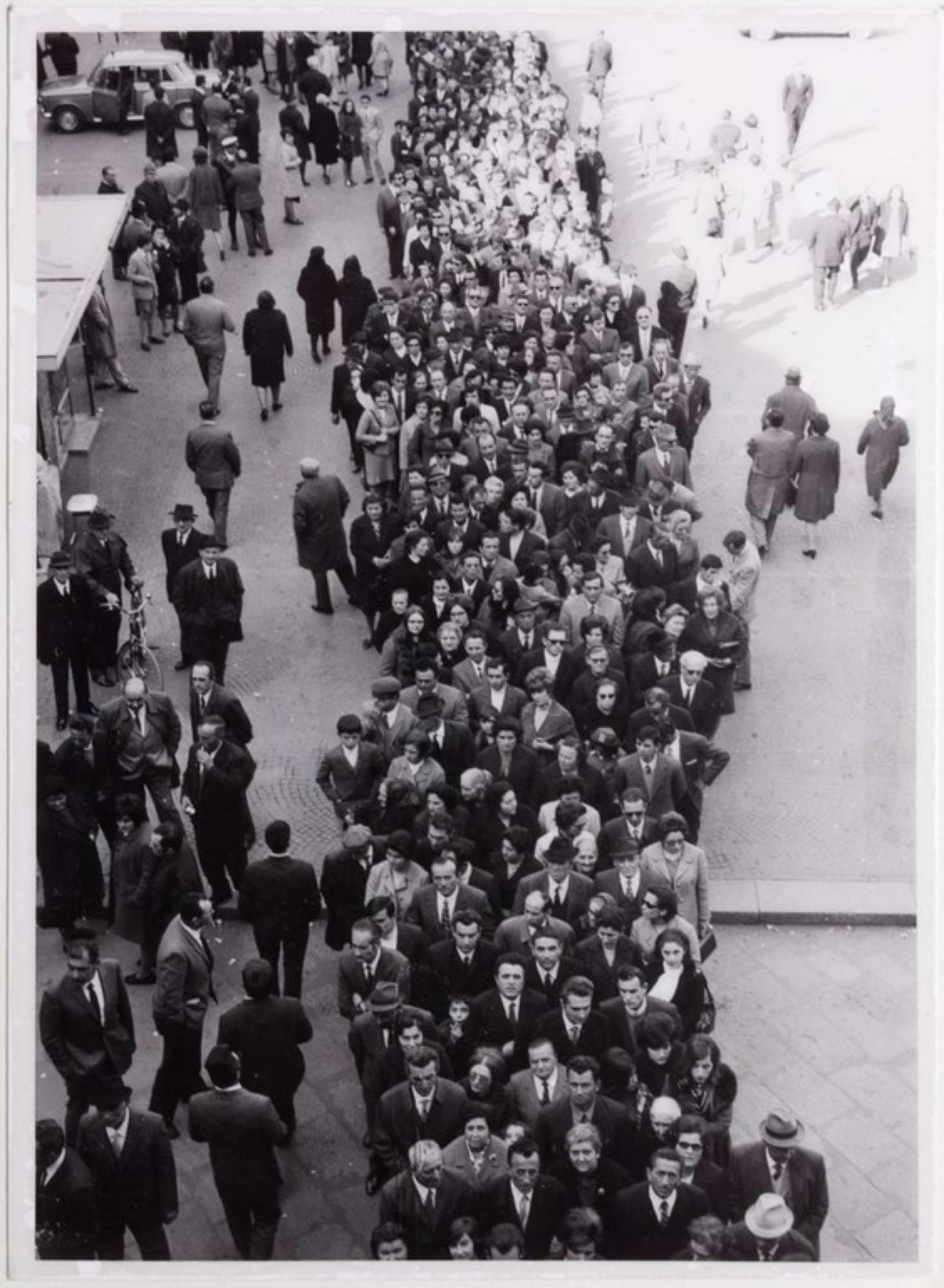 Gattatico-Reggio Emilia, 27-30 marzo 1970, Funerali di Alcide Cervi, coda di persone in Piazza Prampolini in attesa di entrare nella camera ardente ad omaggiare la salma di Papà Cervi